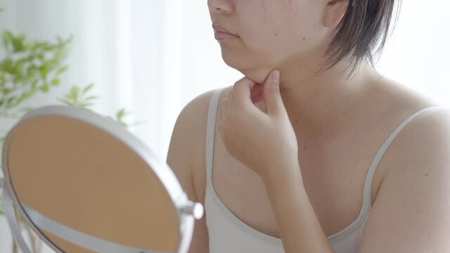フェイスラインを気にする女性