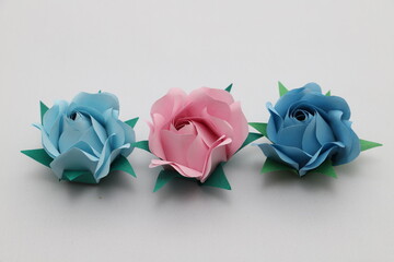 折り紙で作った手作りのバラの花
