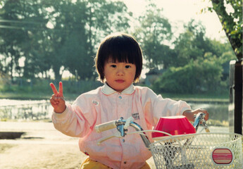 自転車に乗る小学生の女の子