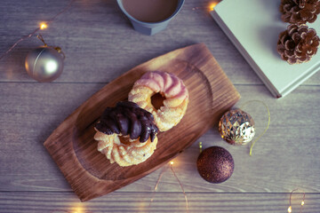 クリスマスシーズンのティータイム。ドーナツとあったかアイテム