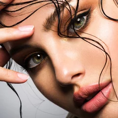 Nahaufnahmeporträt einer schönen jungen Frau mit braunem Gkamour-Make-up. Model schaut in die Kamera.. © Valua Vitaly