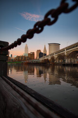 Naklejka premium Cleveland ohio skyline at sunset on the river