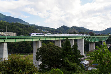 山間の鉄橋を渡る特急列車