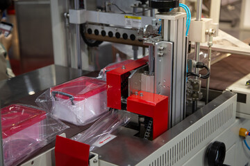 Automatic food container flow wrapping machine. Food packaging machine