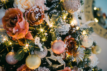 Fototapeta na wymiar Christmas tree with Christmas toys, lights and garlands