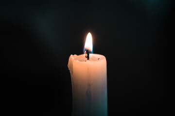 Vela encendida con pequeña llama