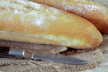 baguettes de pain farinées sur une table