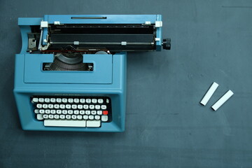 macchina da scrivere su lasstra di ardesia con gessetti e scritte (amore, amici, mare) e spazio per scrittura