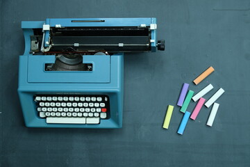 macchina da scrivere su lasstra di ardesia con gessetti e scritte (amore, amici, mare) e spazio per scrittura