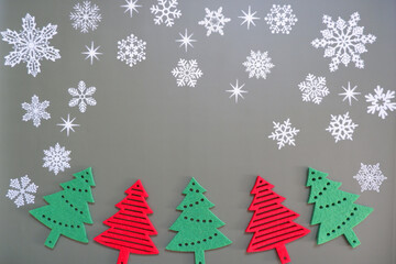 christmas trees with snowflakes on gray background. 冬イメージ、ホワイトクリスマス