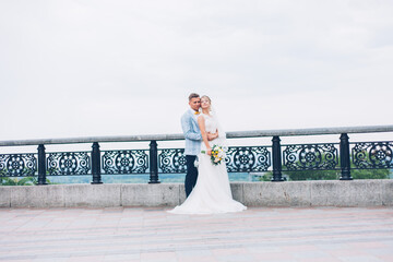 Obraz premium Lemon wedding at the groom's with the bride in a wedding dress