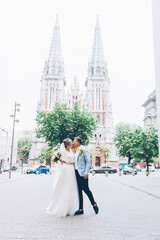 Obraz premium Lemon wedding at the groom's with the bride in a wedding dress