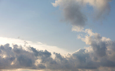 Obraz premium Beautiful blue sky with clouds and sun behind them.