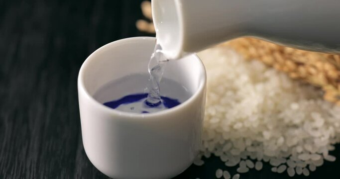 日本酒をお猪口に注ぐ　Pour sake into a Japanese glass(Slow motion)