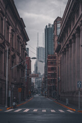 Obraz premium The street view of Shanghai's bund at sunrise, on a cloudy day.