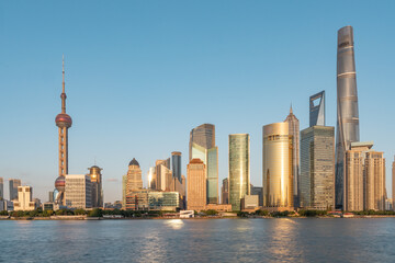 Obraz premium Sunset view of Lujiazui, the financial district in Shanghai, China.