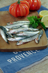 sardines fraîches sur une planche à découper