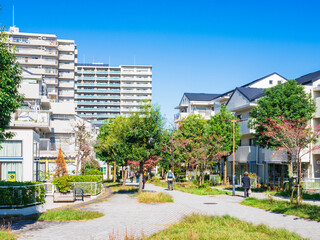 閑静な住宅街　秋晴れの休日