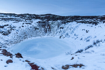 Fototapeta na wymiar Spaziergang auf dem Rand des Kerid Vulkan in Island