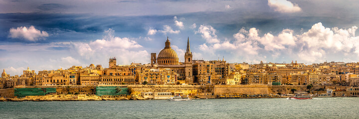 Fototapeta na wymiar Panorama Blick auf Valetta in Malta Altstadt mit Kathedrale