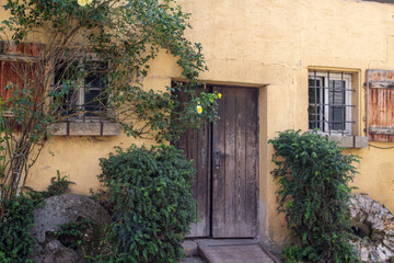 Fototapeta na wymiar Altes Fachwerkhaus mit Holztür und Holzfenstern 