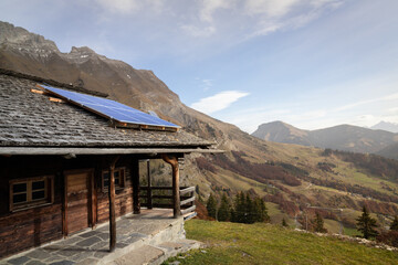 Fototapeta na wymiar Chalet écologique avec panneaux solaires / photovoltaïques sur le toit, Aravis, Alpes françaises