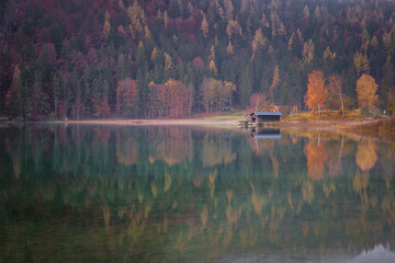Landschaft im Herbst am See