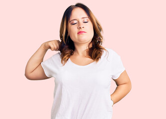 Obraz premium Young beautiful caucasian woman wearing casual white tshirt suffering of neck ache injury, touching neck with hand, muscular pain