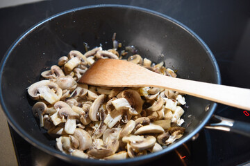 cucinare funghi padella pentola induzione chef cuoco casalinga food passione cibo 