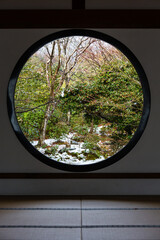 Fototapeta na wymiar 日本　京都、源光庵の悟りの窓から見える冬景色