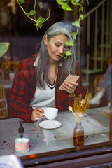 Mature pale hair stylish woman lifestyle portrait outdoors in city