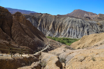 Vallée avec un canyon en Espagne