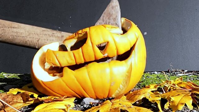Das Ende von Halloween dargestellt mit einem Kürbis der in Zeitlupe zerstört wird