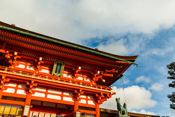 日本　京都、伏見稲荷大社の楼門とお稲荷さん