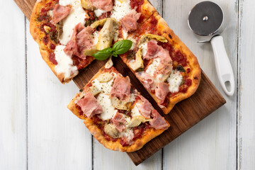 Pizza fatta in casa con prosciutto cotto e carciofini
