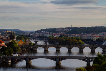 Obraz premium Une des vues les plus célèbres de Prague : depuis le Parc Letna, quelques-uns des ponts traversant la Vlatva