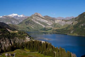 Fototapeta na wymiar Paysage des Alpes : un lac d'altitude, avec en arrière-plan les hauts sommets enneigés