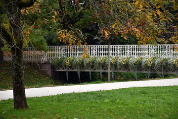 Blumengeschmücke Brücke im Kurpark von Baden-Baden