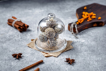 трюфели с облепихой, корицей и бадьяном на сером фоне