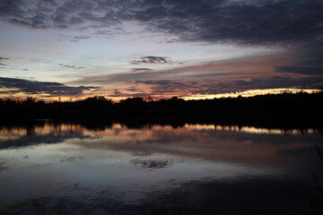 Nach dem wunderschönen und bunten Sonnenuntergang am See bei leichter Bewölkung