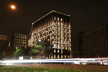 Skyline am Wienerberg beim Teich in Wien S&uuml;d in der Abendd&auml;mmerung