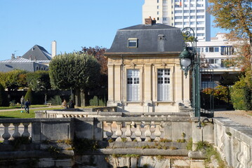 Ville de Choisy-le-Roi, pavillon à l'entrée du parc de l'Hôtel de Ville, département du Val-de-Marne, France