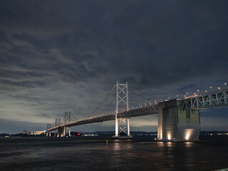 Fototapeta na wymiar 曇りの夜の瀬戸大橋