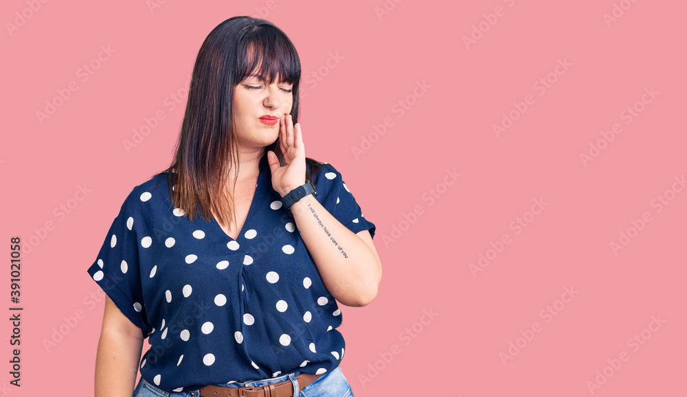 Poster Young plus size woman wearing casual clothes touching mouth with hand with painful expression because of toothache or dental illness on teeth. dentist