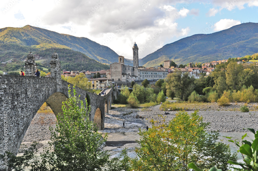 Wall mural Bobbio, il ponte Gobbo sul Trebbia- Piacenza	