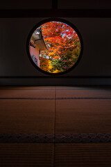日本　京都、源光庵の悟りの窓から見える紅葉