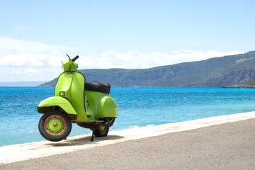 Cercles muraux Scooter Vieux scooter vintage à la mer de la plage