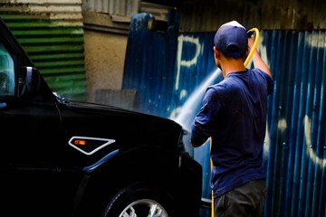 worker in a car washing