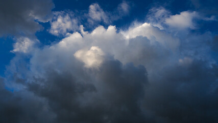 Naklejka na ściany i meble Temps agité voire orageux, les cumulus sont nombreux