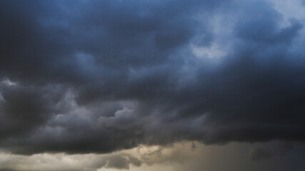 Obraz premium Ciel menaçant sous un gros cumulus en phase de développement